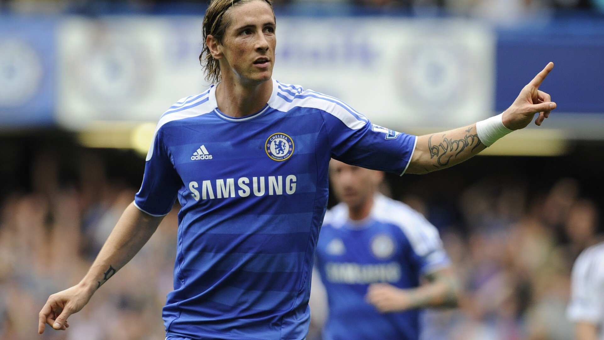 “泥泞激战：雨后泥地上的疯狂追逐”，泥泞的雨天